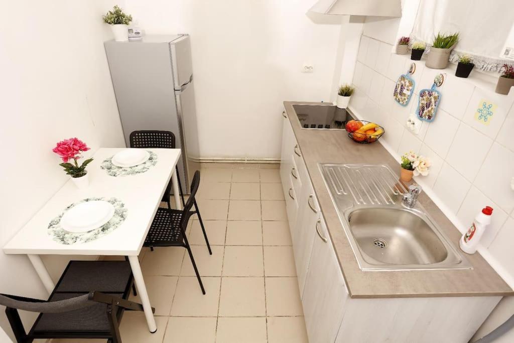 1 Bdrm Apartment In City Center Бухарест Екстер'єр фото